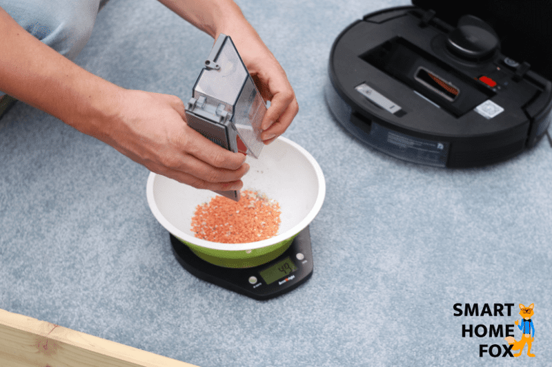 Linsen werden nach dem Saugtest auf einem hochflorigen Teppich gewogen